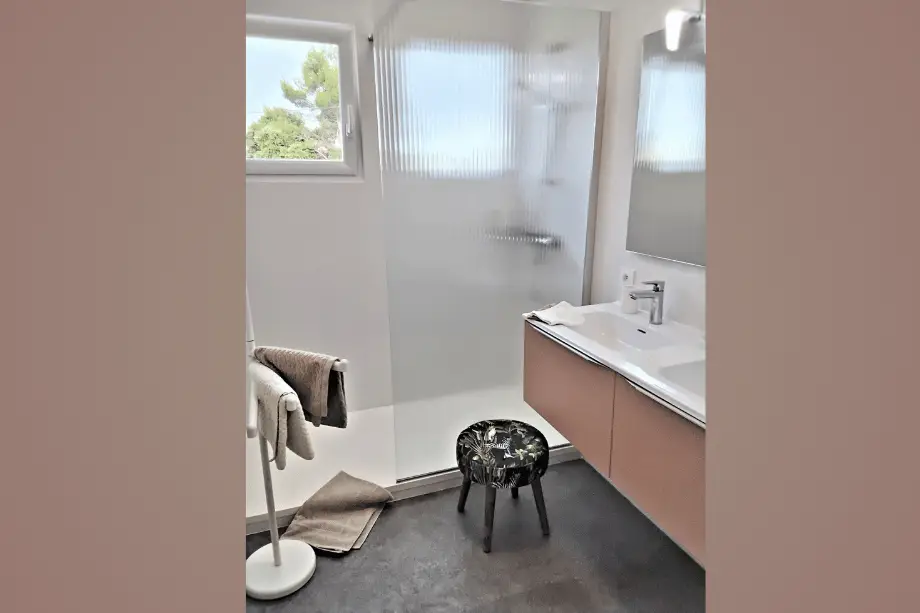 Salle d’eau privative de la suite Boitfort avec douche et meuble vasque