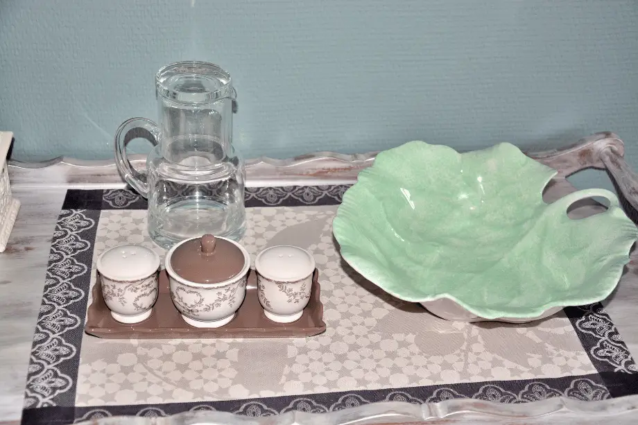 Plateau d’accueil avec carafe, tasses et coupe dans la suite Boitfort