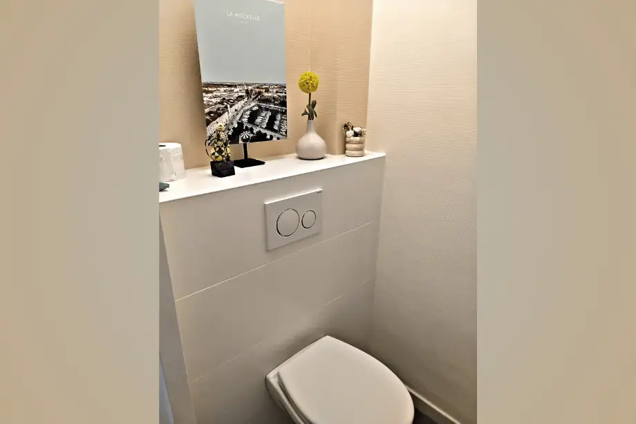 WC séparés de la suite Boitfort avec décoration sur La Rochelle