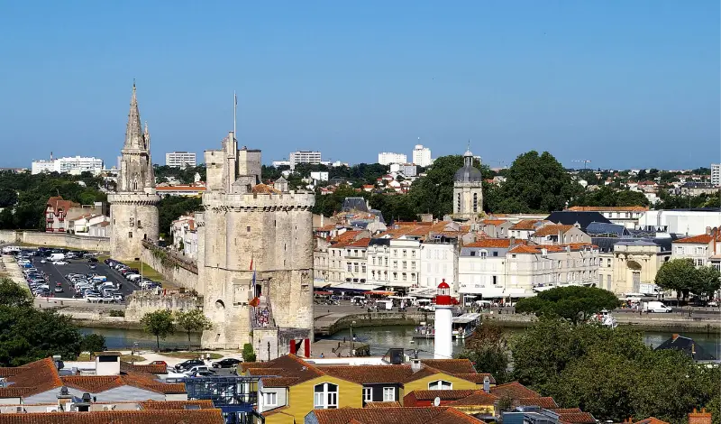 Vue panoramique sur les tours du Vieux-Port et le centre de La Rochelle