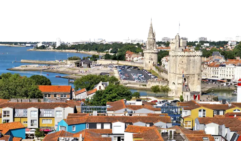 Vue panoramique sur les tours du Vieux-Port et les toits de La Rochelle