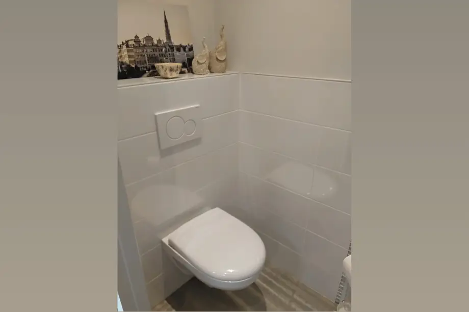 WC séparés de la suite Watermael avec décoration murale